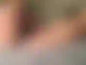 Mírame recostarme y usar mi juguete hitachi negro favorito para hacerme correrme.