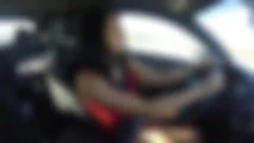 Mi video de desnudez pública más caliente hasta ahora. Una amiga filma mientras conduzco y me pongo en topless, luego me detengo y hago que me corra afuera del auto sabiendo que alguien podría atraparme.