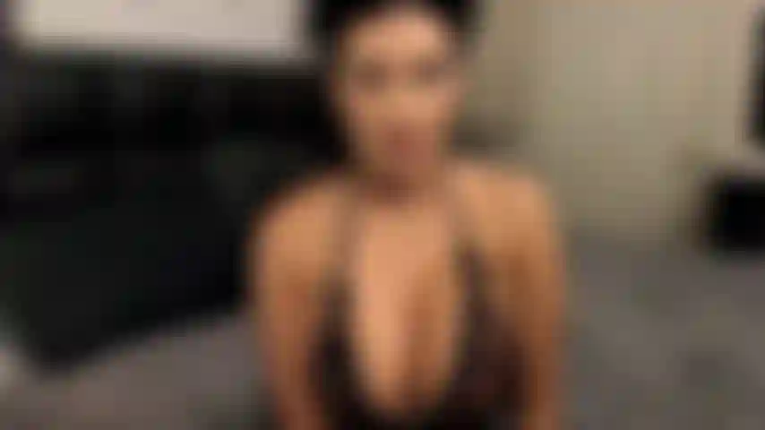 Uso medias de red sexy y tacones, no puedes evitar querer adorarme. Sé que mis piernas, dedos de los pies, pies, medias y tacones te hacen tan débil.