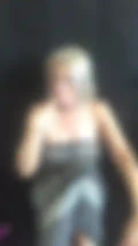 La señorita luna se frota el coño.