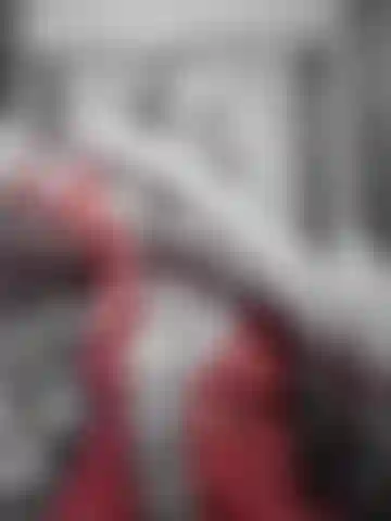 Masturbando consolador en guantes de seda roja.