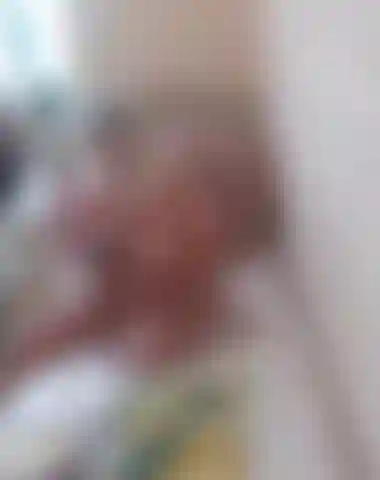 Cámara voyuer mirándome leer, mover los pies y exponer el coño.