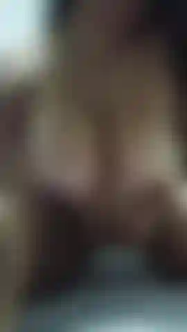 100% Real, crudo y amateur, grabado directamente desde mi habitación con el teléfono. Disfruta de un increíble ángulo pov justo debajo de mis pesados pechos desnudos mientras estoy a cuatro patas, jadeando y gimiendo. ¡Rápido, real y extremadamente caliente! 🙈.
