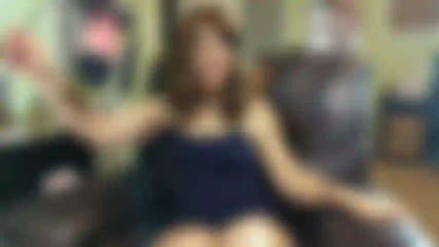 Linzy19 acostada de lado mostrando los pies y el ano.