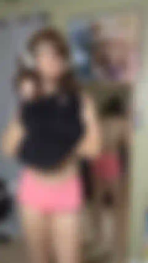 Moviendo mi polla y mostrando el ano.