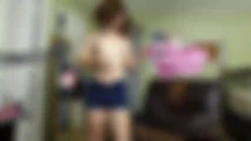 Follándome un consolador en el suelo para ti.