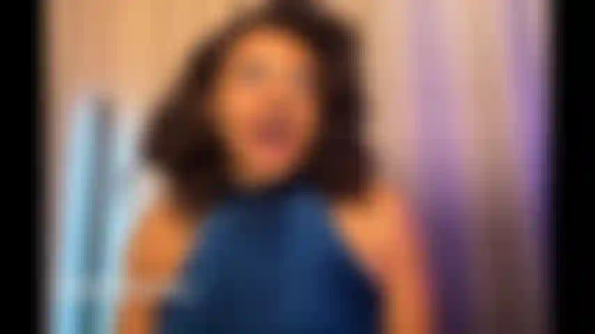 Tu nueva vecina realiza la amable y cordial actividad de recorrer el vecindario para presentarse y cuando finalmente llega a tu casa pide que la invites a entrar. La conversación comienza de manera casual pero de alguna forma llega a un punto en el que ella expresa curiosidad sobre tus intereses sexuales. Se te escapa que te excita la fantasía del collar y el juego con saliva. Normalmente no eres tan vulnerable con los extraños pero hay algo en ella que te atrae. Las presentaciones nunca habían resultado tan emocionantes. Tu nueva vecina está a punto de llevarte a dar un paseo en más de un sentido.