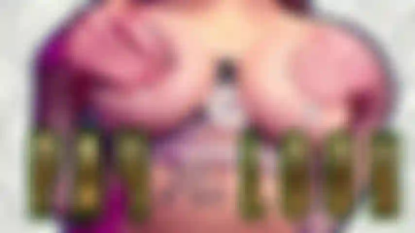Pago por mirada: ThePrincessLuxy sostiene sus tetas apenas cubiertas con las dos manos y le cobra a su cornudo por cada vistazo mientras su esposa está sentada a tres metros de distancia - con tease de tetas, handbra y control del orgasmo sin sujetador. Solo dos pequeñas estrellas de cinta adhesiva y el resto de mí al descubierto, y no puedes apartar los ojos de ningún otro lugar. Mira — mis manos suben por mis costillas y me sostengo, levanto, dejo que el peso vuelva a asentarse en mis palmas. Con eso fue suficiente. Ya estás goteando. Me sacudo una vez, brusco, y siento el impacto aterrizar en ti desde aquí. Ella está sentada a tres metros sin tener ni idea, y tú estás comparando. Sé que lo estás haciendo. Pagarás por la mirada y pagarás más por la siguiente, porque yo fijo el precio y nunca te has ido ni una sola vez. Esta noche no hay cuenta atrás. No hay permiso. Vuelves a casa con el deseo ardiendo y me lo agradeces, y la piel de ella ya no sabrá a nada.