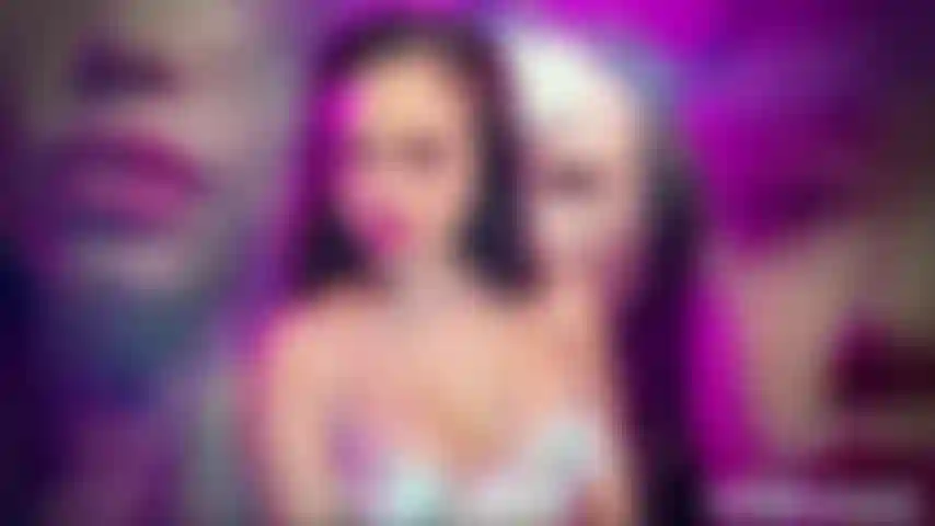 Servicio de labios denegado: ThePrincessLuxy desliza tu mirada por mi boca brillante durante diez minutos seguidos sin abrirla ni una sola vez para ti. Con adoración al rostro, fetiche de labios, negación oral, tease en pov.Quédate quieto, las manos donde pueda verlas, y déjame entrenar esa compulsión de adoración al rostro hasta que no puedas ponerte duro sin imaginar la boca de una femdom asiática. Esto es negación oral pura - sin tocar, sin probar, sin alivio - solo diez minutos de labios brillantes, lentos juegos de lengua y un perezoso lametón de labios presionado contra tu destrozada capacidad de atención. Convierto el tease y la negación en una religión aquí, usando nada más que una sonrisita insolente, un puchero húmedo y un fetiche de lápiz labial que entrena a tu polla para que se sacuda a la orden como el pequeño perdedor condicionado que eres. Te obsesionarás con la forma de mi boca, perseguirás el calor imaginario de la adoración al rostro en pov, alucinarás una mamada que nunca te ganarás, y en silencio te odiarás a ti mismo por lo obsesionado que te estás volviendo con una chica que literalmente no está haciendo nada. Cuando haya terminado, habrás reprogramado a lo que responde tu polla - una pequeña diosa asiática, una boca cruel, y el humillante hecho de que pagaste para quedarte aquí sentado viéndome a mí sin importarme nada.