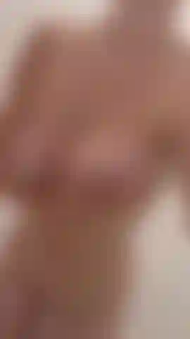 Jugando conmigo misma en la ducha, haciendo chorrear leche de mis pechos.
