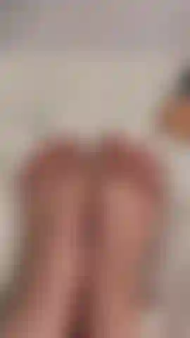 Uñas todas preparadas y listas para la mascarilla de pies, mira esos brillantes cerditos.