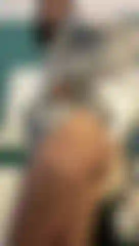 Mira cómo se mueve mi gran culo rebotando mientras imagino tu mano en tu polla, corriendo con cada movimiento lento que hago para ti.