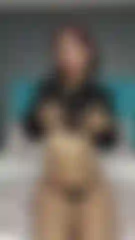 Jugando lentamente con mis pequeñas tetas, haciendo que mis pezones se hinchen y se pongan duros solo para ti... ¿Quieres venir a chupármelos?