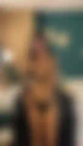 Ven a verme quitarme la lencería y jugar con mis tetas solo para ti 🥵.