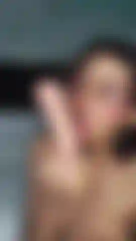 Mi pequeña boca chupando una polla enorme—mira mi cuerpo delgado chupando una polla sin ningún cuidado.