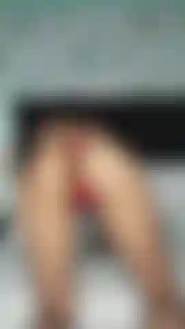 Siente cómo me toco mientras muevo este gran trasero para ti.