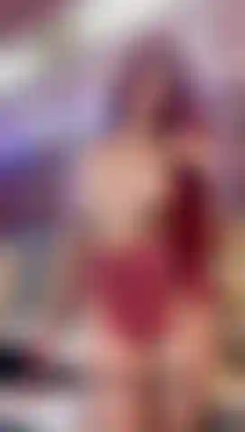 Tocándome las tetas.