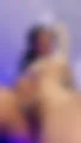 Joven latina de bellos cuerpos y me masturbo frente a la cámara.