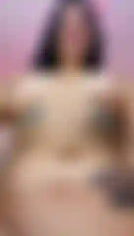 Juego con la saliva en mi cuerpo.