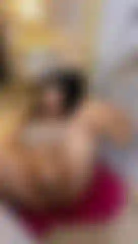 Me masturbo en el suelo.