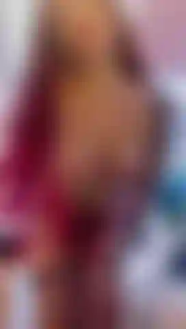 Frotando el consolador contra mi coño rosado.