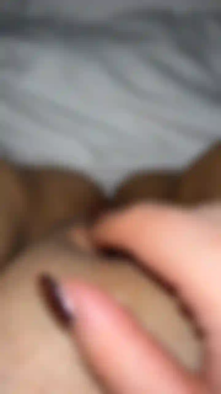 Frotando mi clítoris <3.