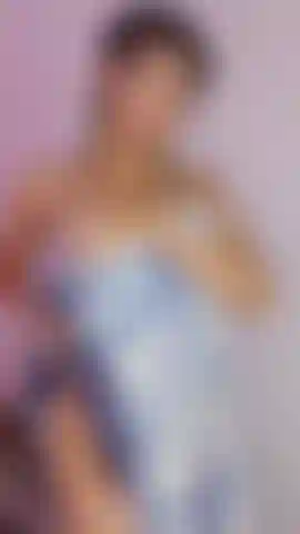 Chica sexy en toalla después  de salir del baño
