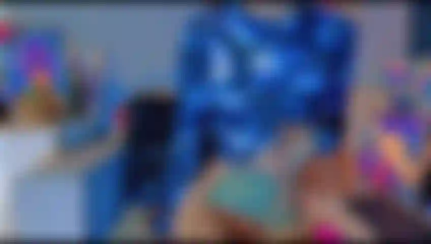 Tina juega con su exuberante.