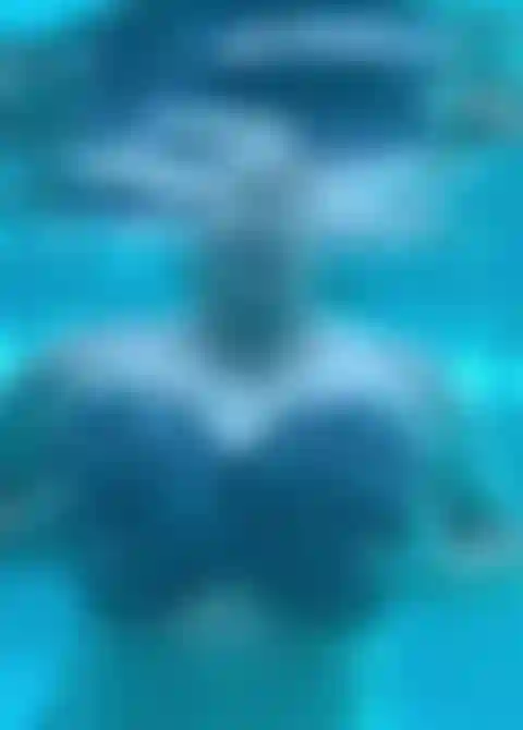 Escote bajo el agua/juego de tetas.