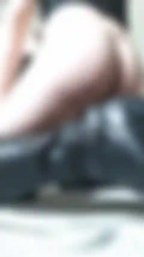 Mostrando el culo a lo perrito y abriendo el agujero.