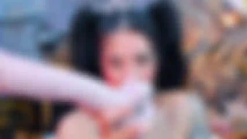No creo que tengas la fuerza de voluntad para resistirte a esta mamada masiva, desordenada y llena de saliva que tengo aquí para ti, ven aquí y mírame disfrutar de toda tu polla y follarme la garganta tan profundo.
