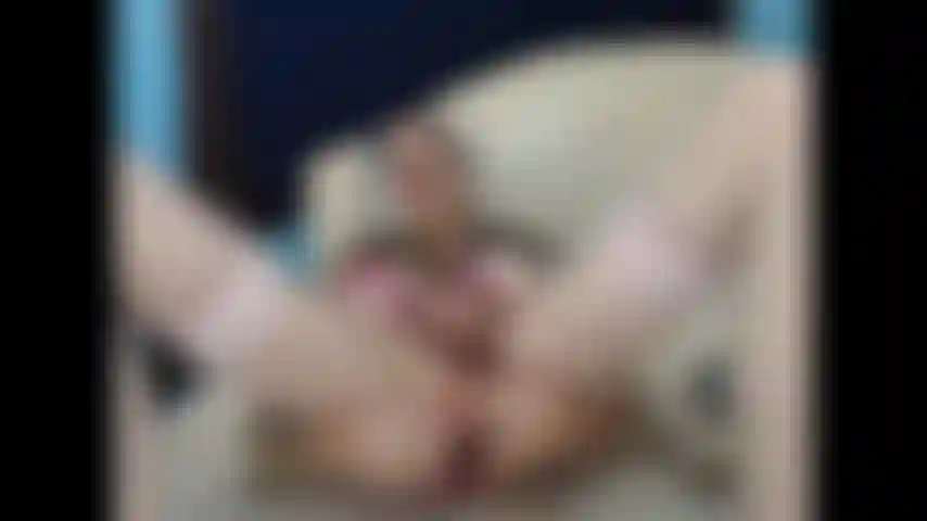 Jami silenciosa y discreta, vestida de rosa y negro quiere correrse en cámara para ti.