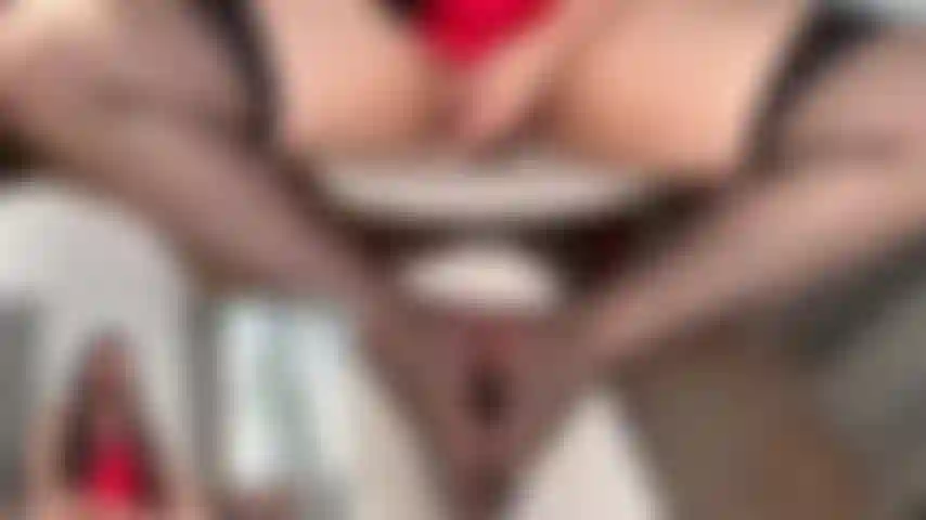 Corriéndose en mis medias.