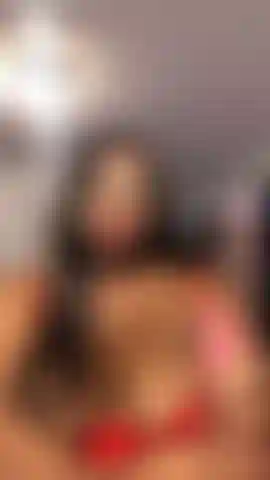 Joi se masturba con instrucciones.