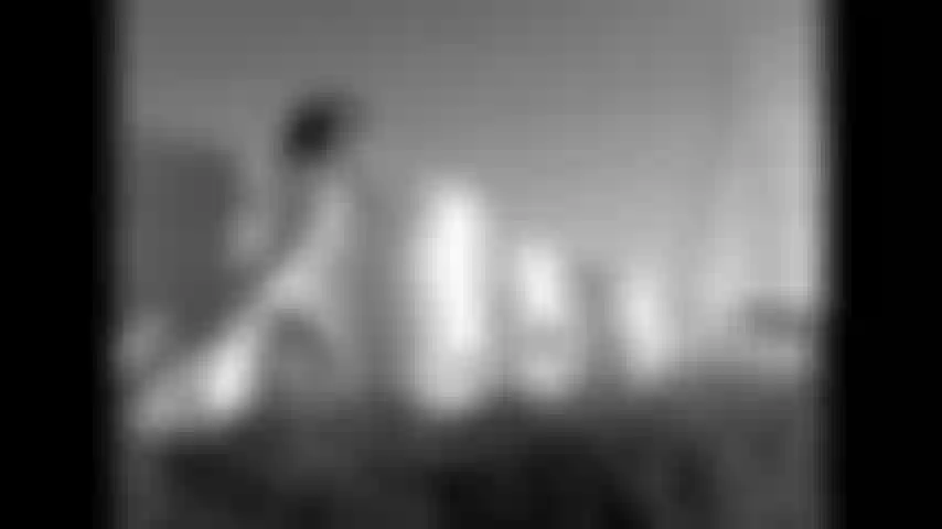 Baile al aire libre con camisa blanca, medias blancas, blanco y negro.