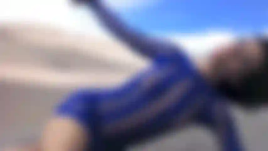 Bailando en el gran parque nacional de las dunas de arena en spandex azul.