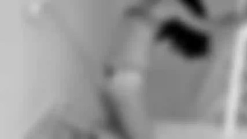 Art video, petite morena con la cara pintada, lenceria negra.