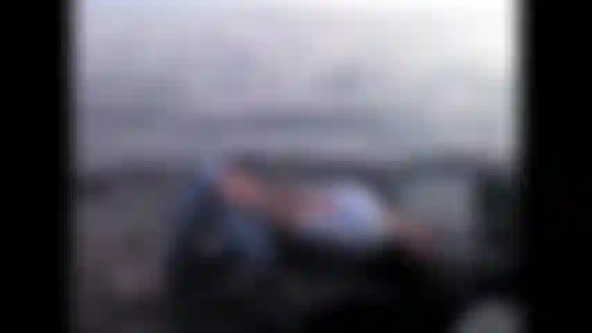 Bailando en las rocas en pantalones de yoga.