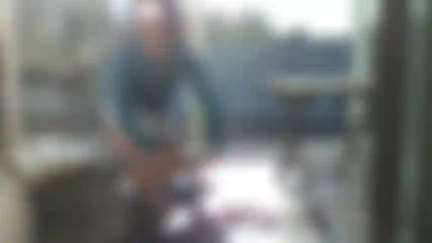 Video de arte en minifalda plateada, camisa de encaje, pelo corto, miami.