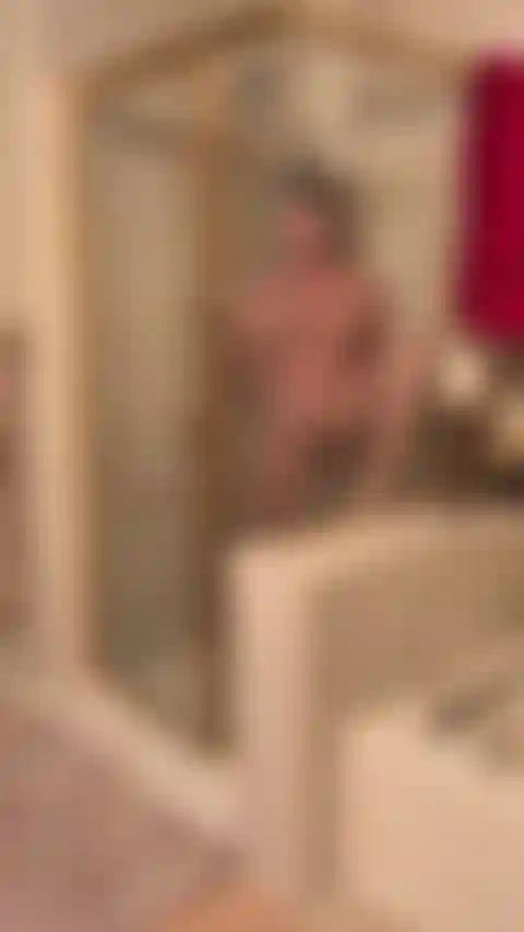 Cuando pillé a mi mirón espía y me salí con la mía! Mmm!! Haciéndolo acariciar su polla y correrse tan fuerte para mí mientras me miraba...