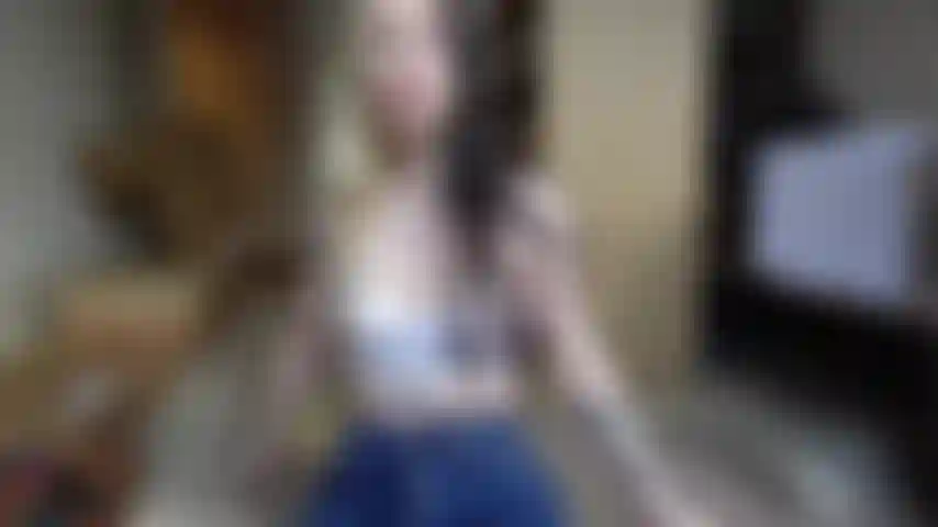 La nena buttcrack construye muebles.