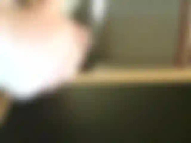 Descargando una corrida enorme y espesa sobre el escritorio de mi amigo!!!