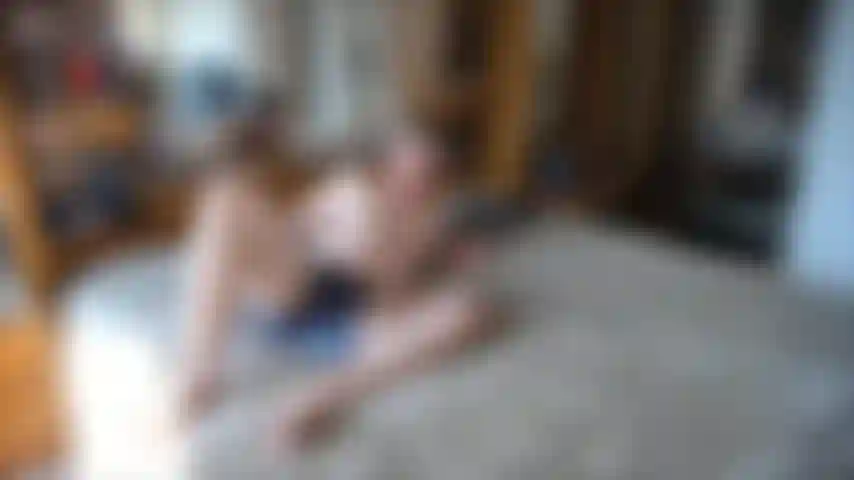 Este es un video de 20 minutos mío con el culo al aire en mi cama. Siéntete libre de montarme mientras te masturbas! Estoy en cuatro esperando a que me monten. El video es 1920x1080. Estoy usando ropa interior, ves si la imagen es el video completo.