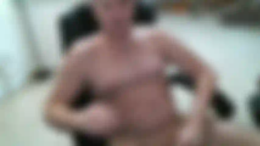 Sesión de masturbación heterosexual en silla de oficina.