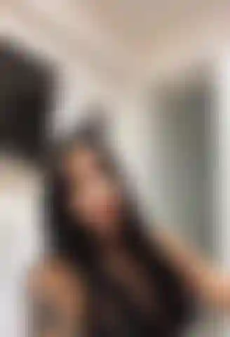 ¡Gatita adorable, una tremenda provocadora! Mírame jugar con mis suaves tetas naturales mientras llevo puestas mis orejas de gato favoritas. Primeros planos, apretones provocadores y vibraciones puramente sensuales solo para ti.