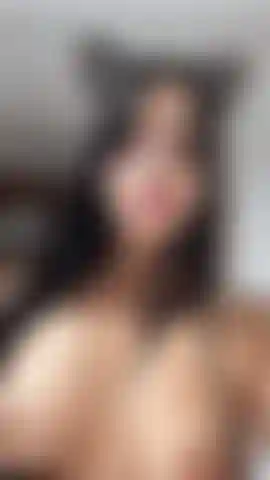 Tu gatita traviesa está esperando. Mira cómo me quito la parte de arriba, enseño mis preciosos pechos y juego con mis sensibles pezones. Alta calidad, caricias lentas y placer puro.