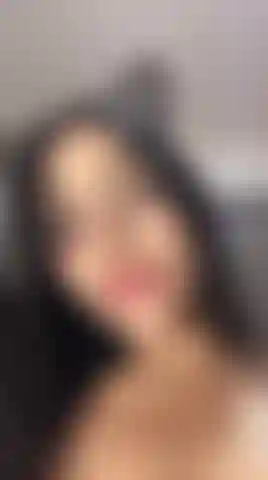 ¡Muy cerca, solo para ti! Piérdete en mis ojos, mi sonrisa y mis dulces reacciones mientras acerco mi cara justo a la cámara. Íntimo, detallado y lleno de energía cautivadora.