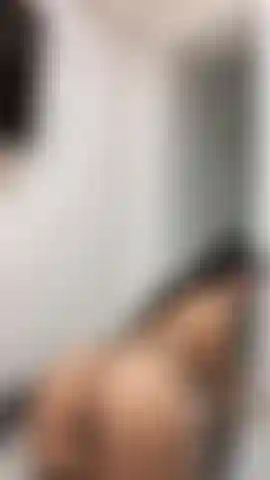 ¡Todos los ojos en la vista trasera! Mírame girarme, flexionarme y lucir mi trasero en impresionante hd. Movimientos puramente sensuales, curvas espectaculares y un tease de cuerpo entero para arruinar tu concentración.