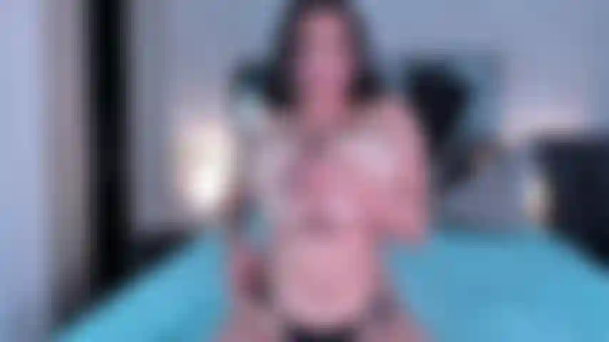 Mis enormes tetas aplastan tu polla y reciben tu leche dentro de mis tetas.