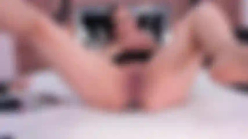 Me gusta tener mi consolador en el culo y masturbarme el coño con los dedos.